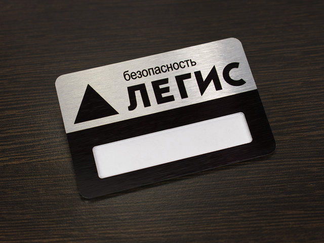 бейдж с логотипом и окном