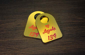 гардеробный пластиковый номерок золотого цвета